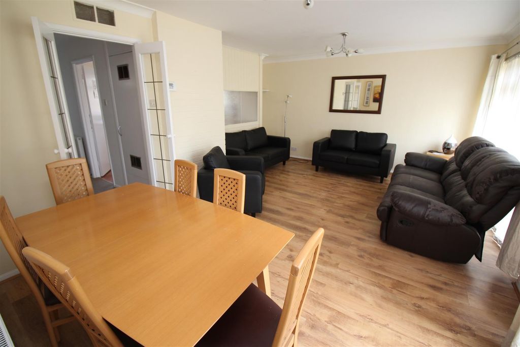 Property photo 2 of 8 Picture 2