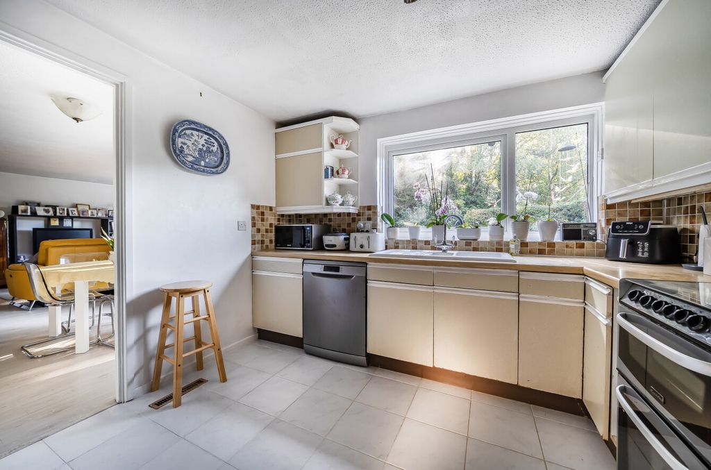 Property photo 3 of 18 1358354-8-68d2747...