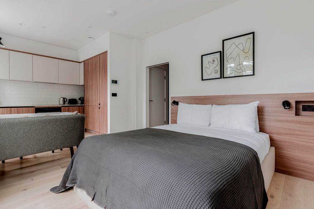 Property photo 1 of 17 Queen Size Bed
