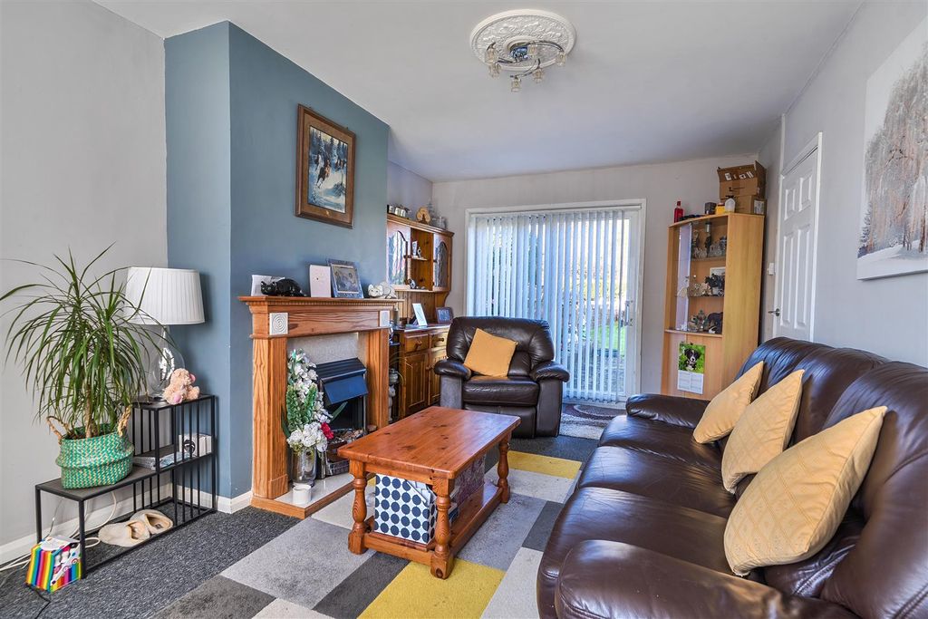 Property photo 3 of 14 Lounge