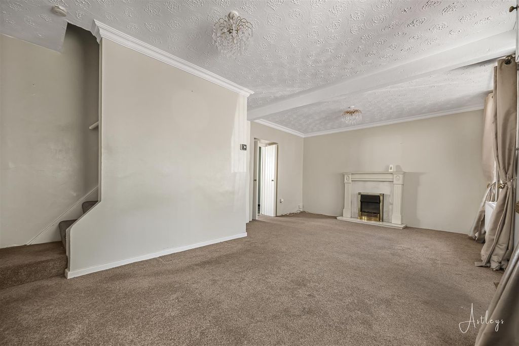 Property photo 3 of 15 Lounge