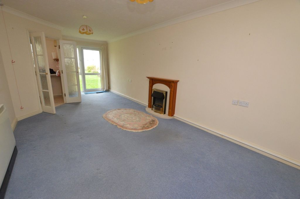 Property photo 3 of 19 Living Room