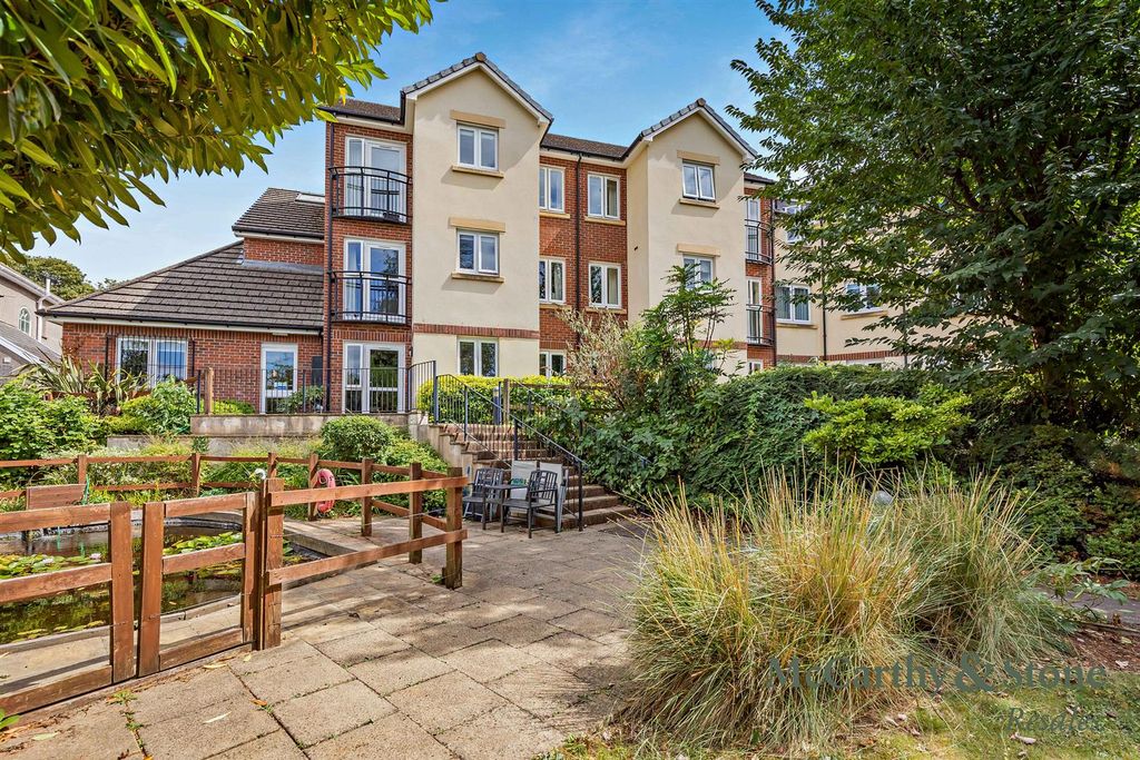 Property photo 1 of 19 Communal Gardens