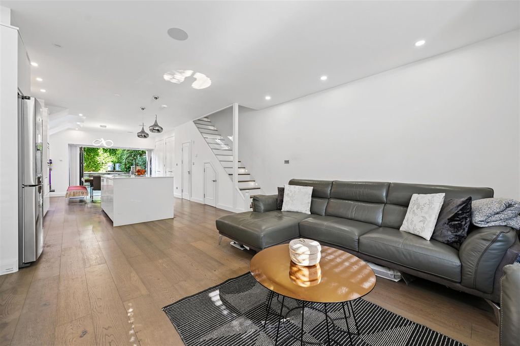 Property photo 1 of 17 Lena Gardens - Reception