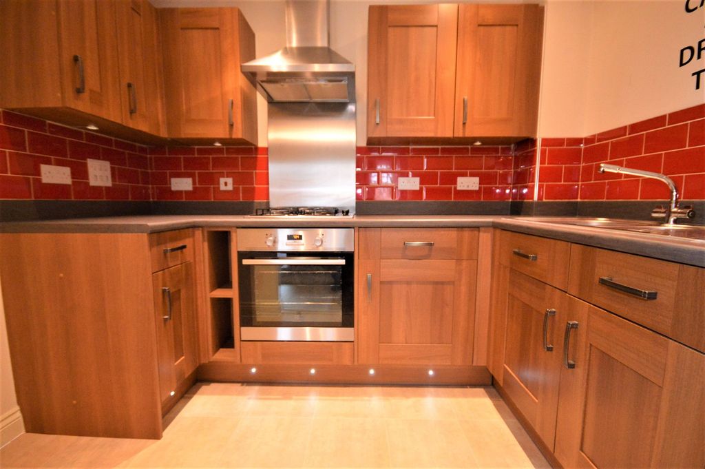 Property photo 3 of 11 Fitted Kitchen