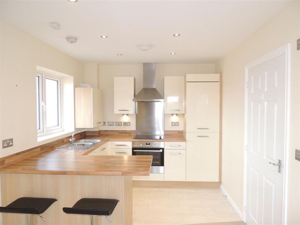 Property photo 3 of 9 Lounge/Kitchen