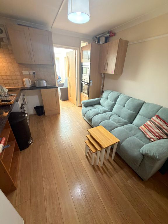 Property photo 1 of 16 Modern Bedroom With Garden €“ Southgate N14