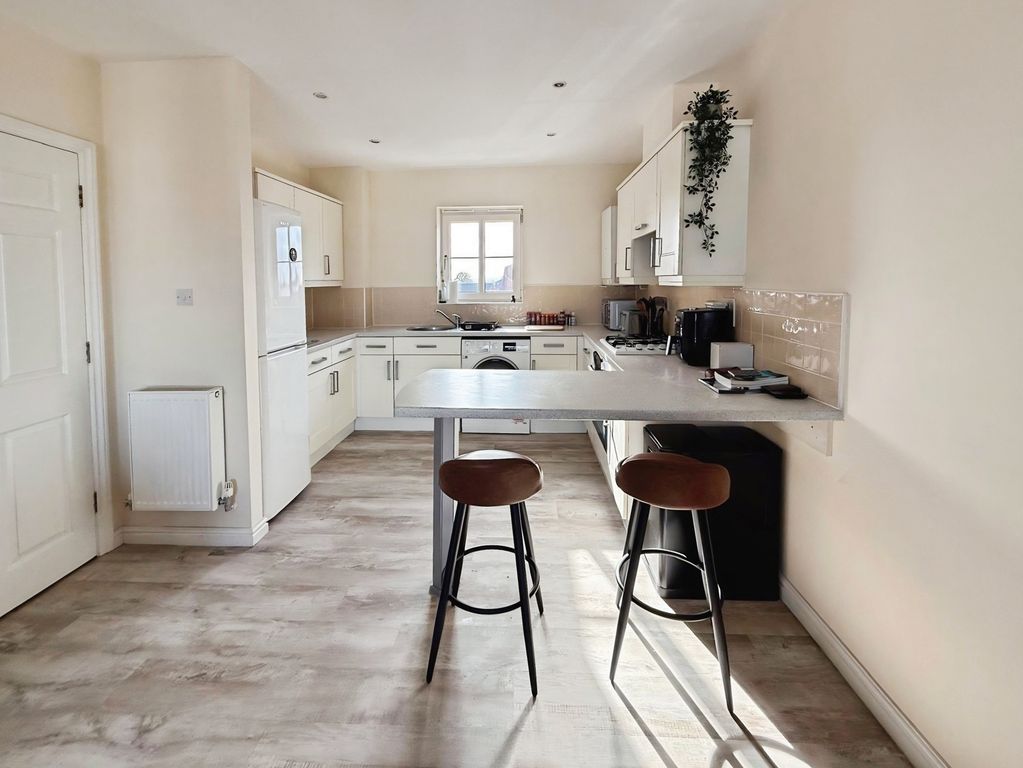 Property photo 3 of 9 Kitchen
