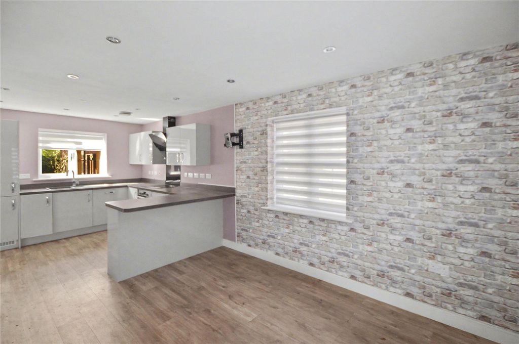 Property photo 2 of 17 Picture No. 04