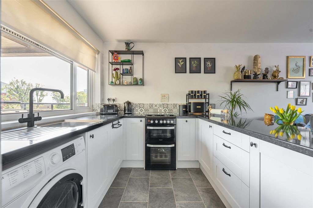 Property photo 2 of 15 High Road, E18