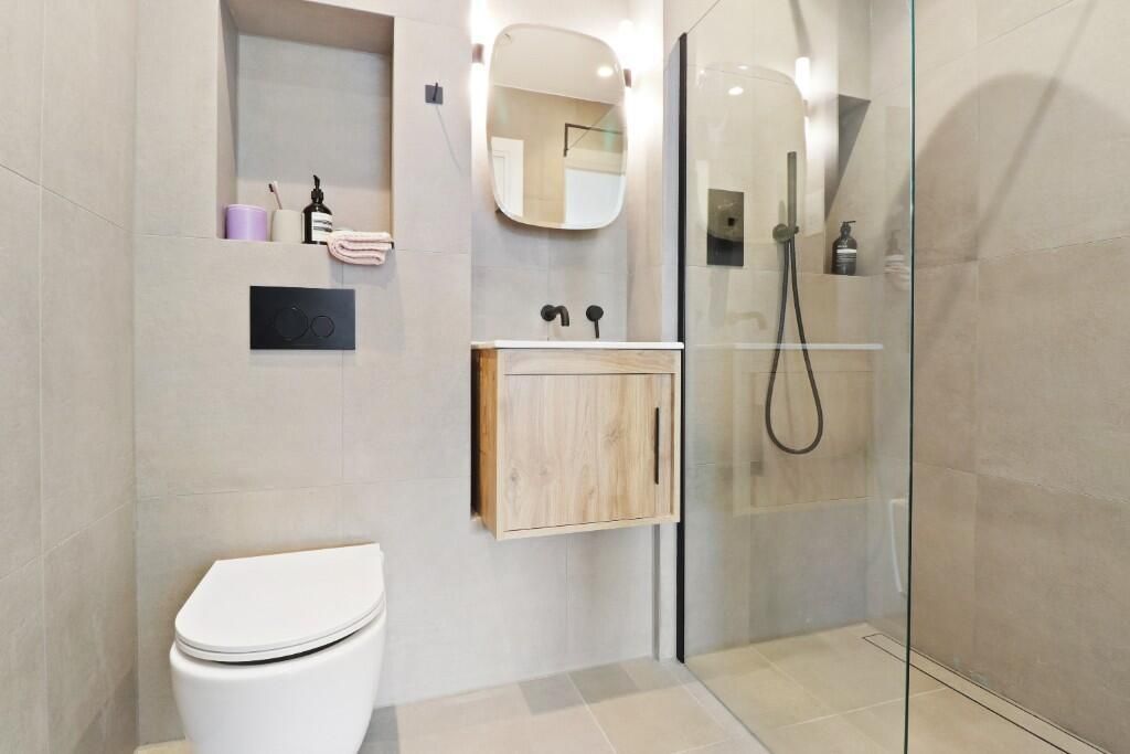 Property photo 3 of 8 Bathroom