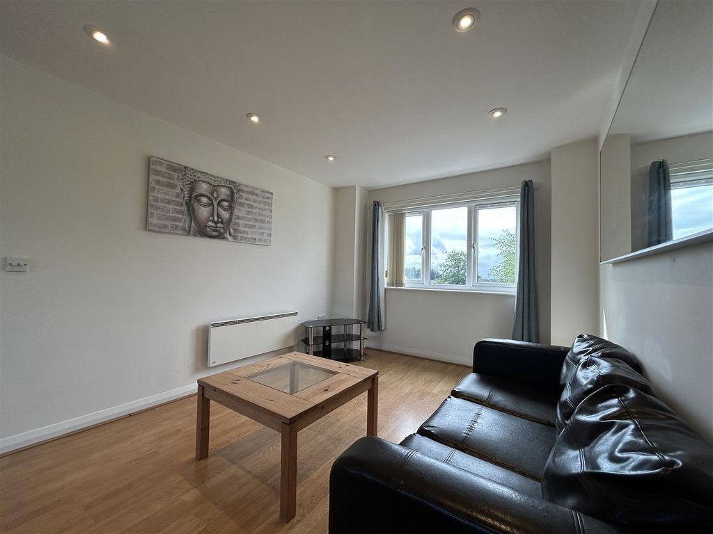 Property photo 2 of 11 Livingroom (2).Jpeg