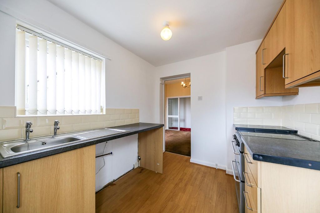 Property photo 3 of 12 Kitchen