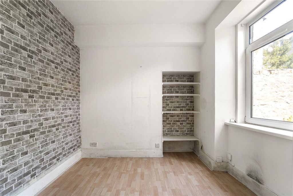 Property photo 3 of 12 Esslemont Avenue