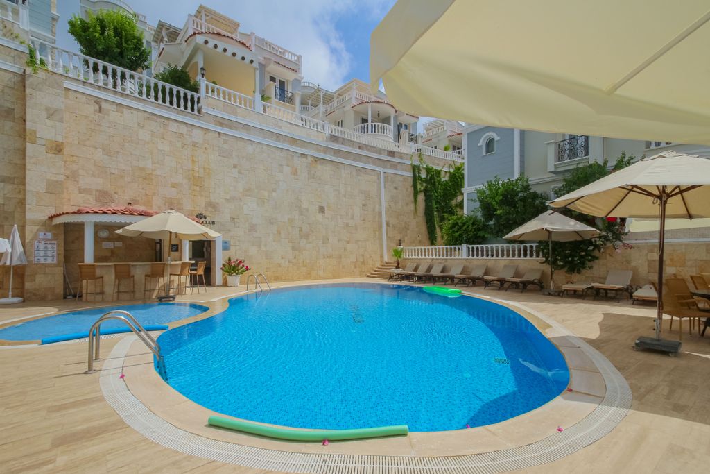 Property photo 3 of 23 Meticulous Apartment For Sale With Sea Views In Cikcilli, Alanya - Pool, Terrace And Poolside Bar