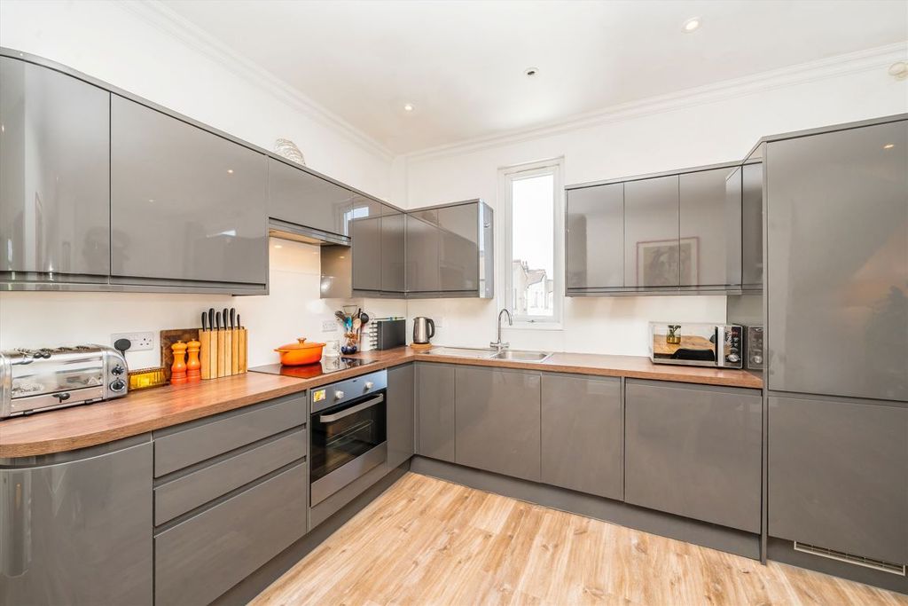 Property photo 3 of 8