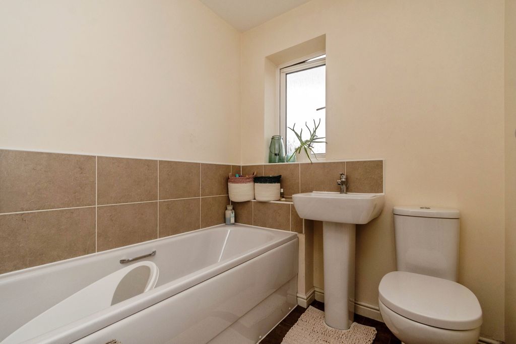 Property photo 3 of 19 Bathroom