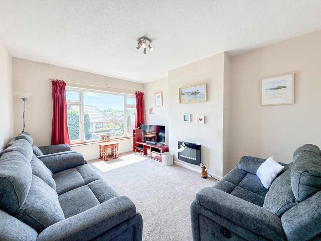 Property photo 3 of 32 Lounge