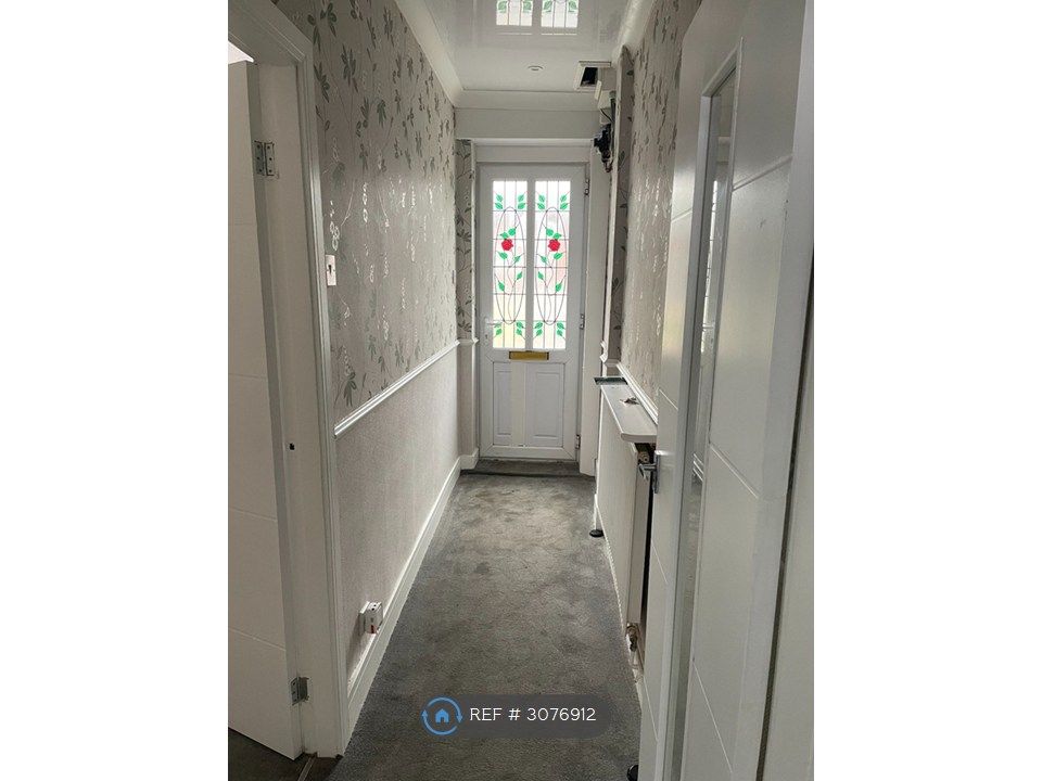 Property photo 2 of 7 Hallway