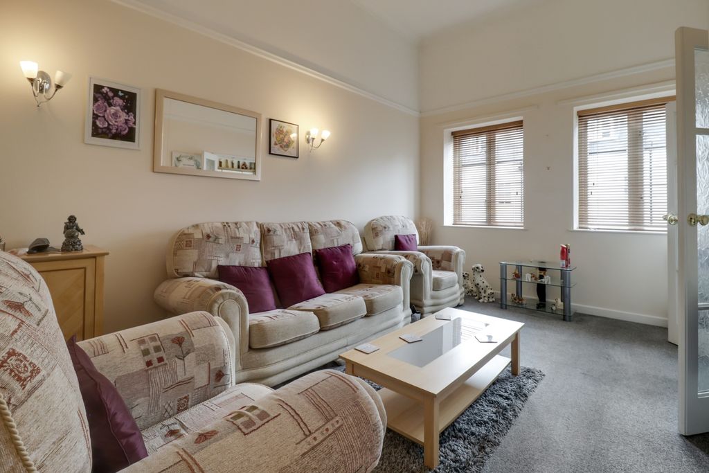 Property photo 2 of 14 Lounge-I