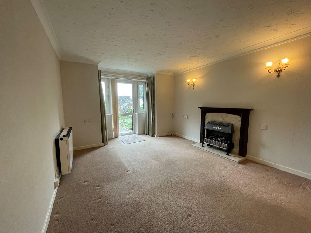 Property photo 3 of 8 Living Room