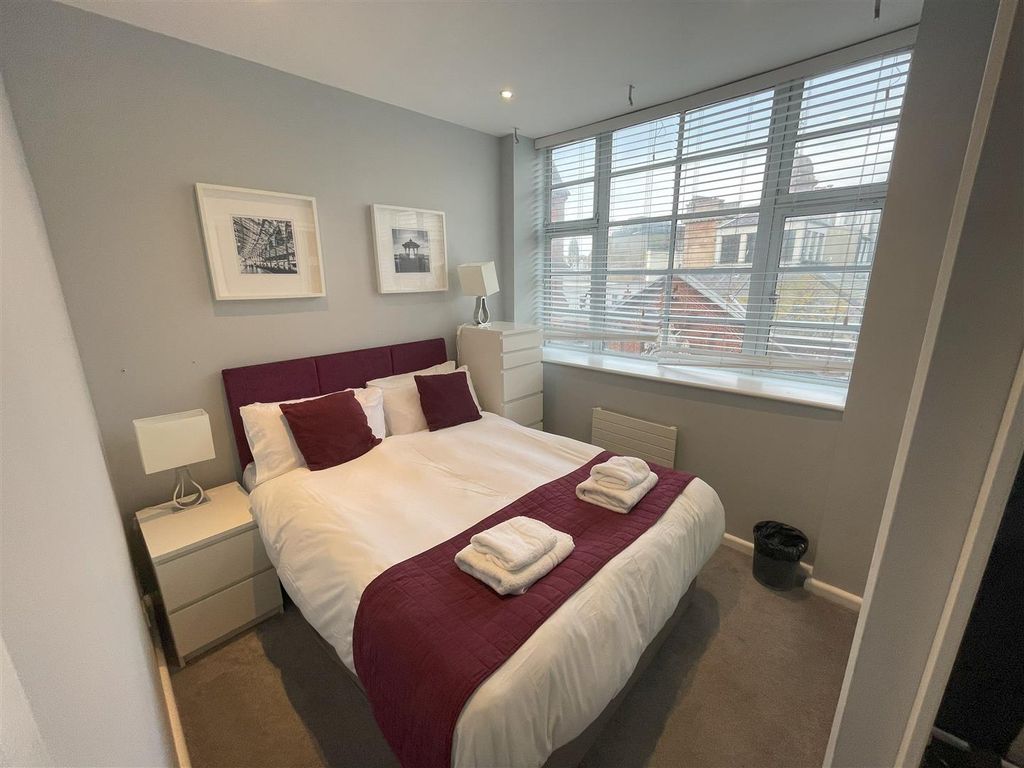 Property photo 2 of 5 Bedroom