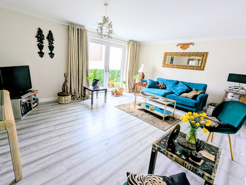 Property photo 3 of 17 Living Room