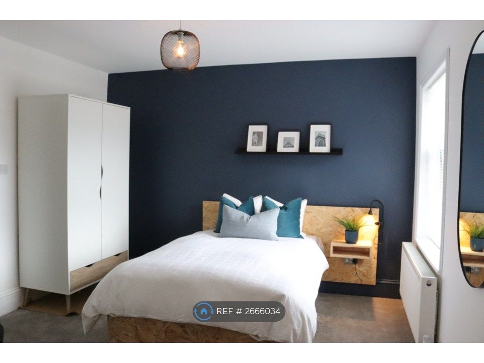 Property photo 1 of 8 Room 4 - Ensuite + Kitchenette