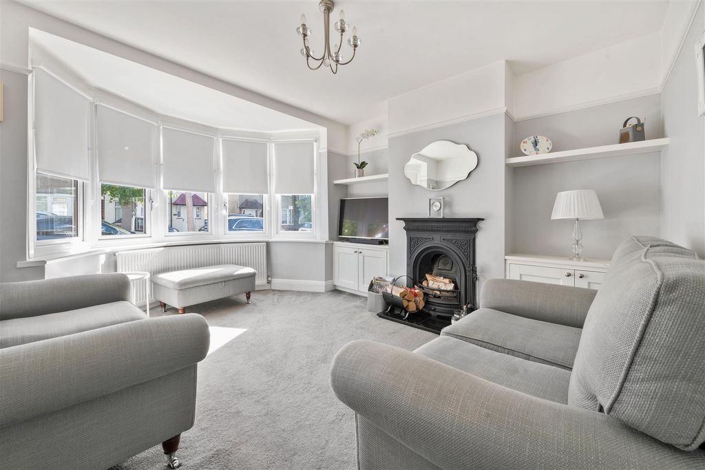 Property photo 2 of 18 Queens Grove Road, E4