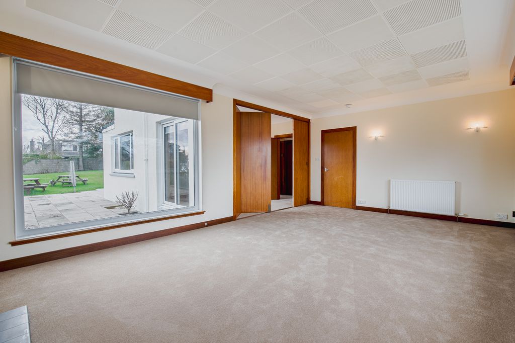 Property photo 3 of 30 Living2