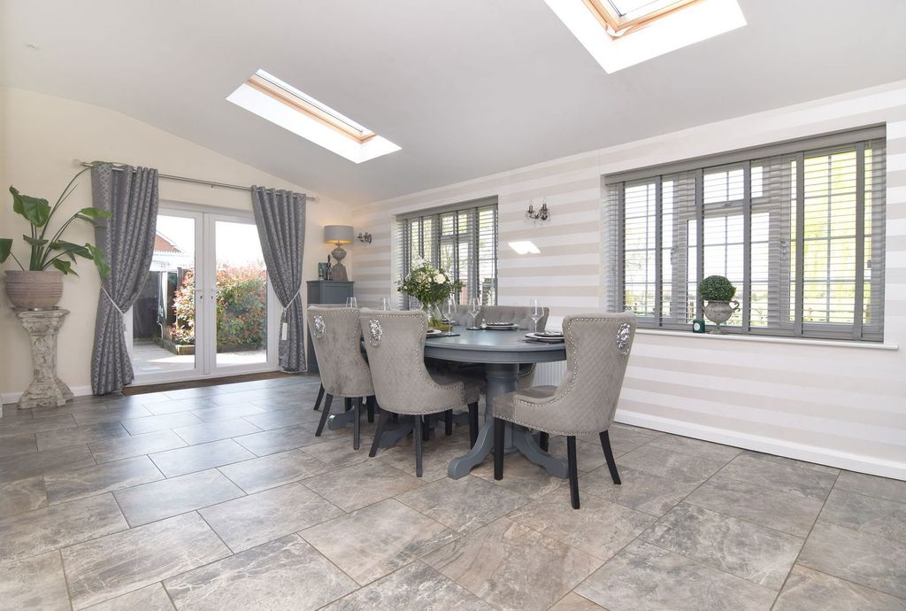 Property photo 2 of 27