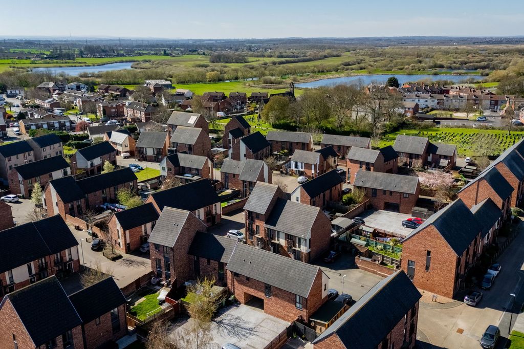 Property photo 2 of 27