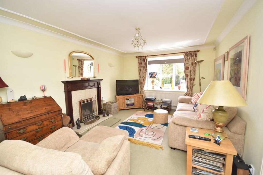 Property photo 3 of 17 Lounge