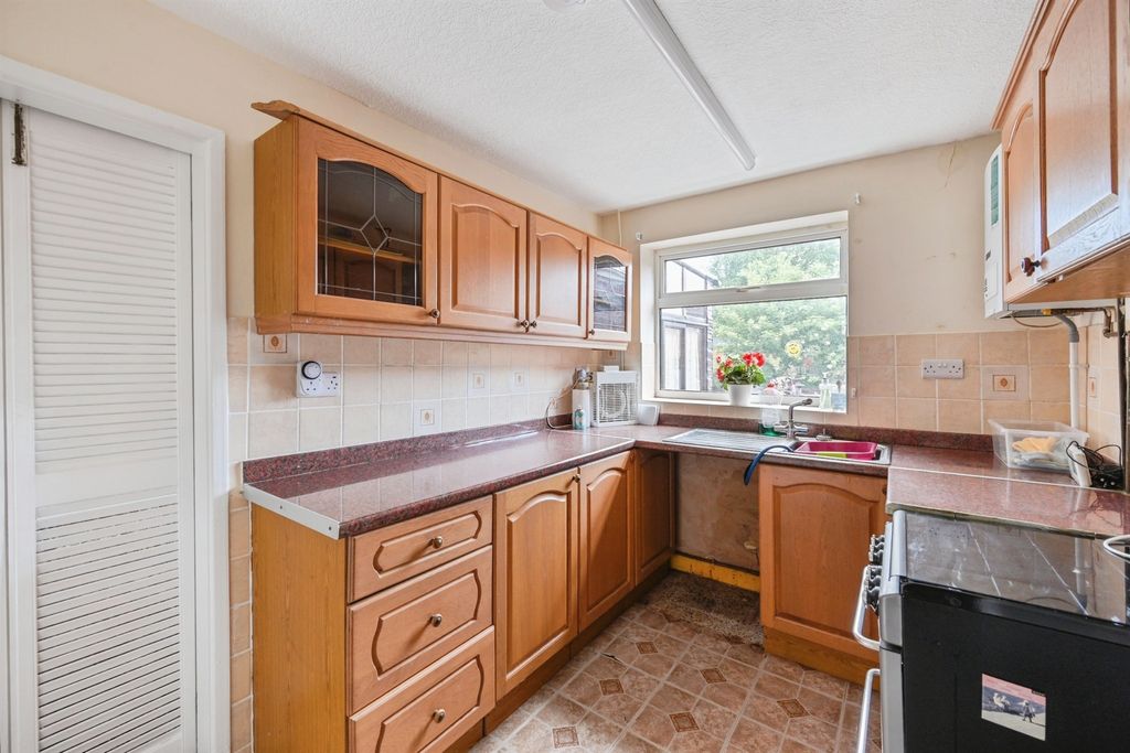 Property photo 3 of 18 Kitchen: