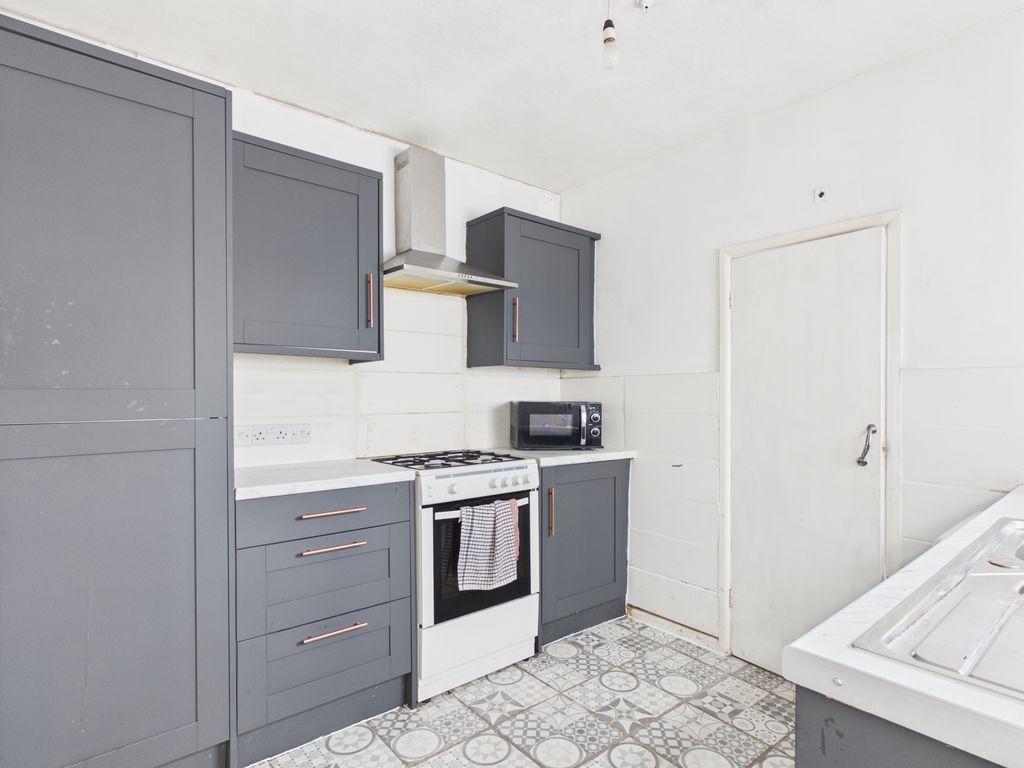 Property photo 3 of 12 Kitchen