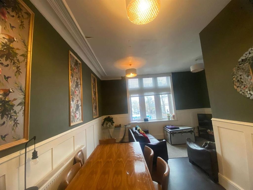 Property photo 2 of 12 Comfortable, Stylish Living/Dining Room With A Lon...