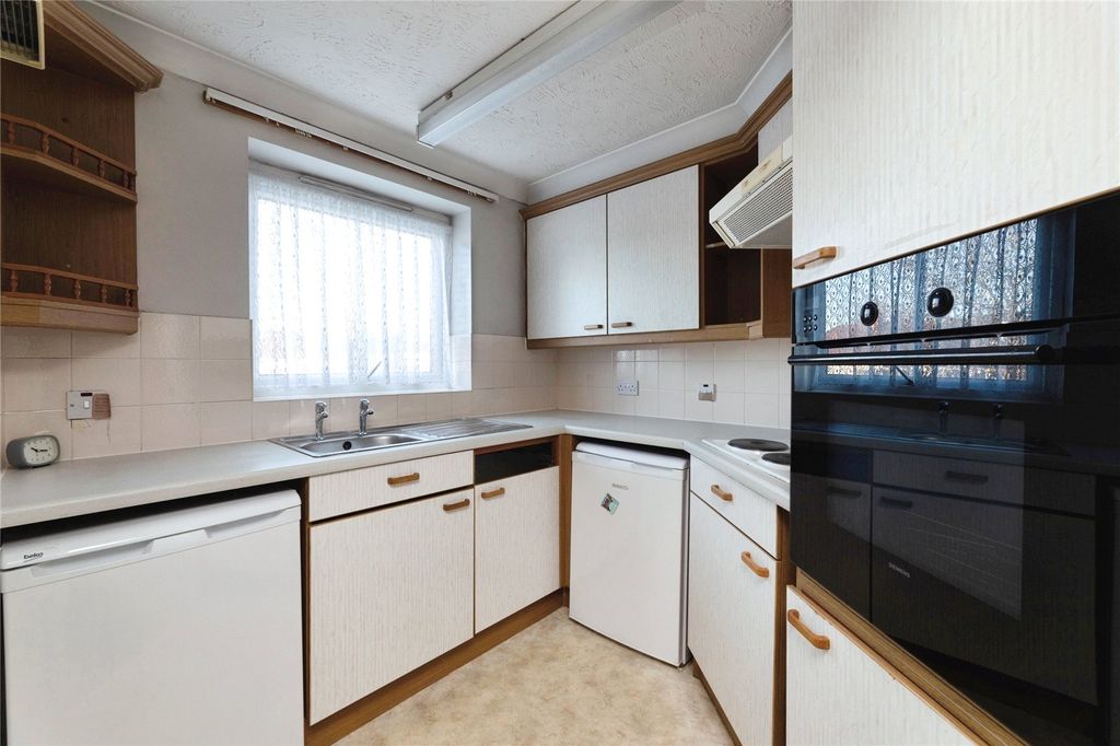 Property photo 3 of 10 Kitchen