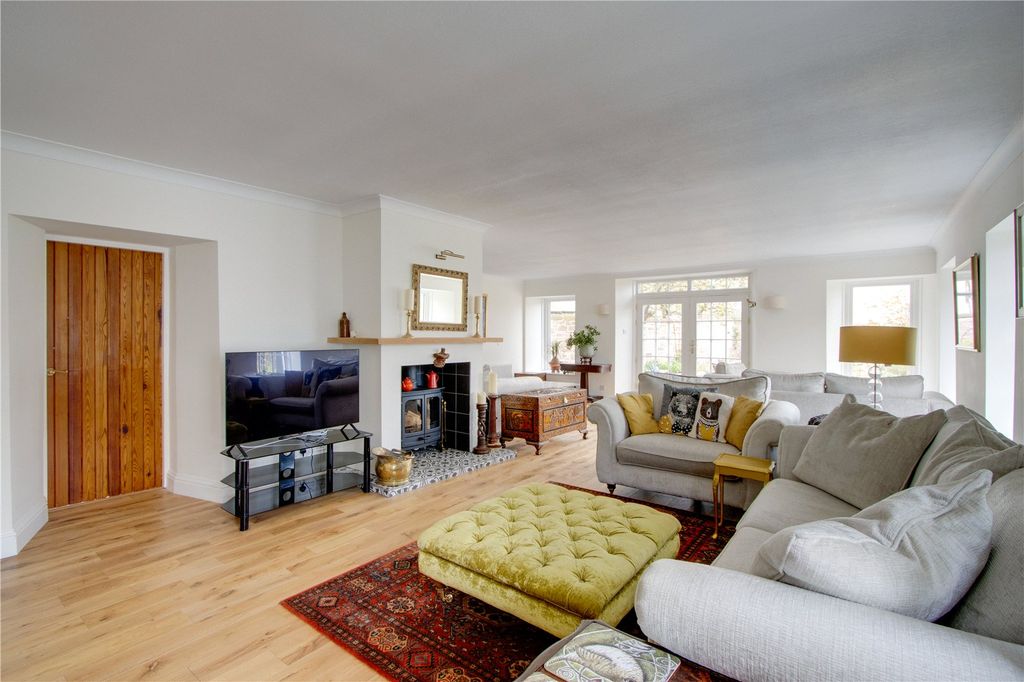 Property photo 2 of 28 Sitting Room