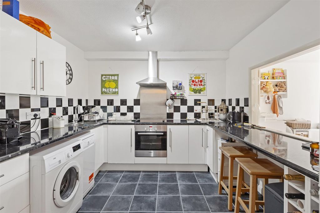 Property photo 3 of 10 Kitchen