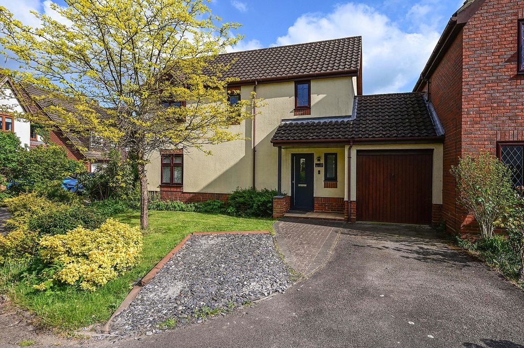 Property photo 1 of 12 11 Waterhouse Mead (14)
