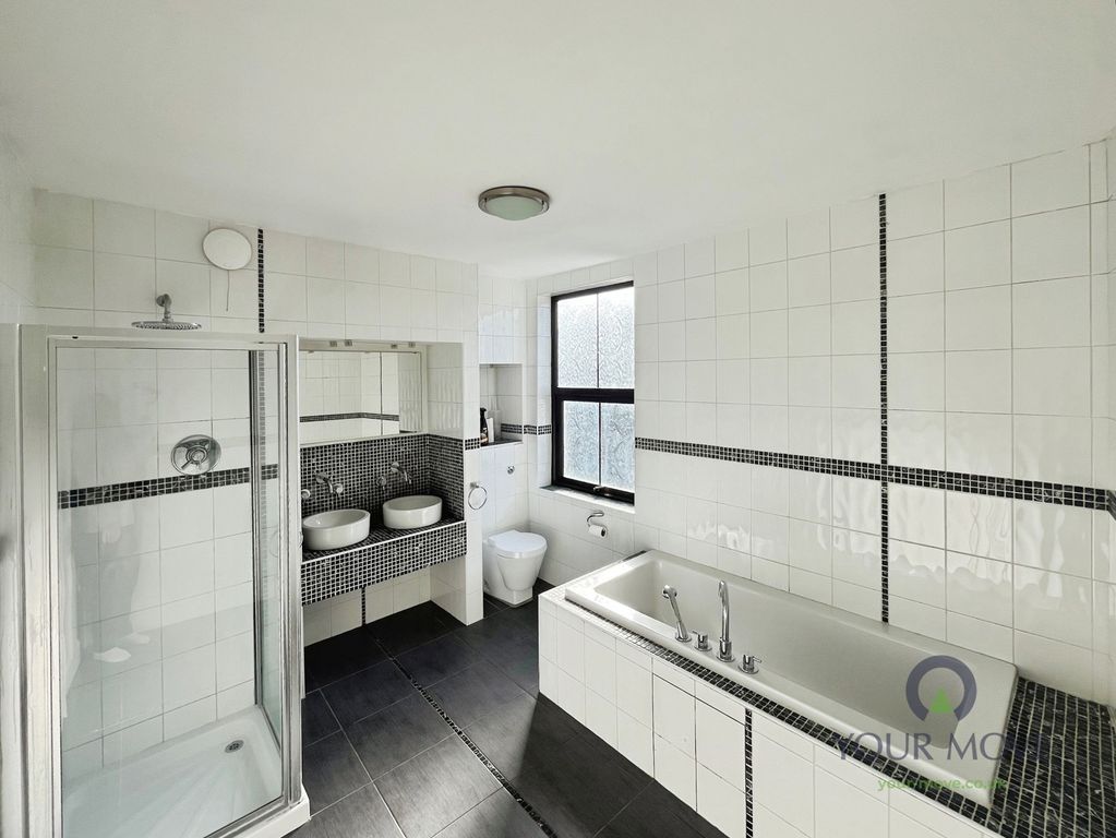 Property photo 2 of 17 Bathroom