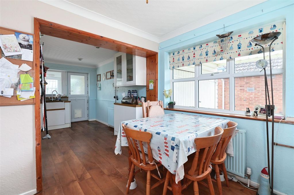 Property photo 3 of 10 Kitchen