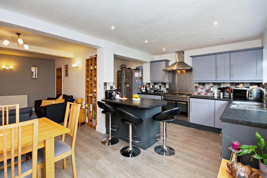 Property photo 3 of 24 8691620-Interior13-800.Jpg