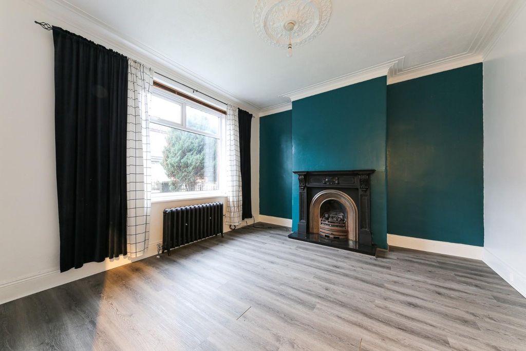 Property photo 3 of 11 Living Room