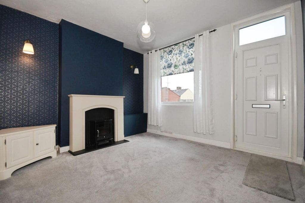 Property photo 3 of 16 Lounge 02.Jpg