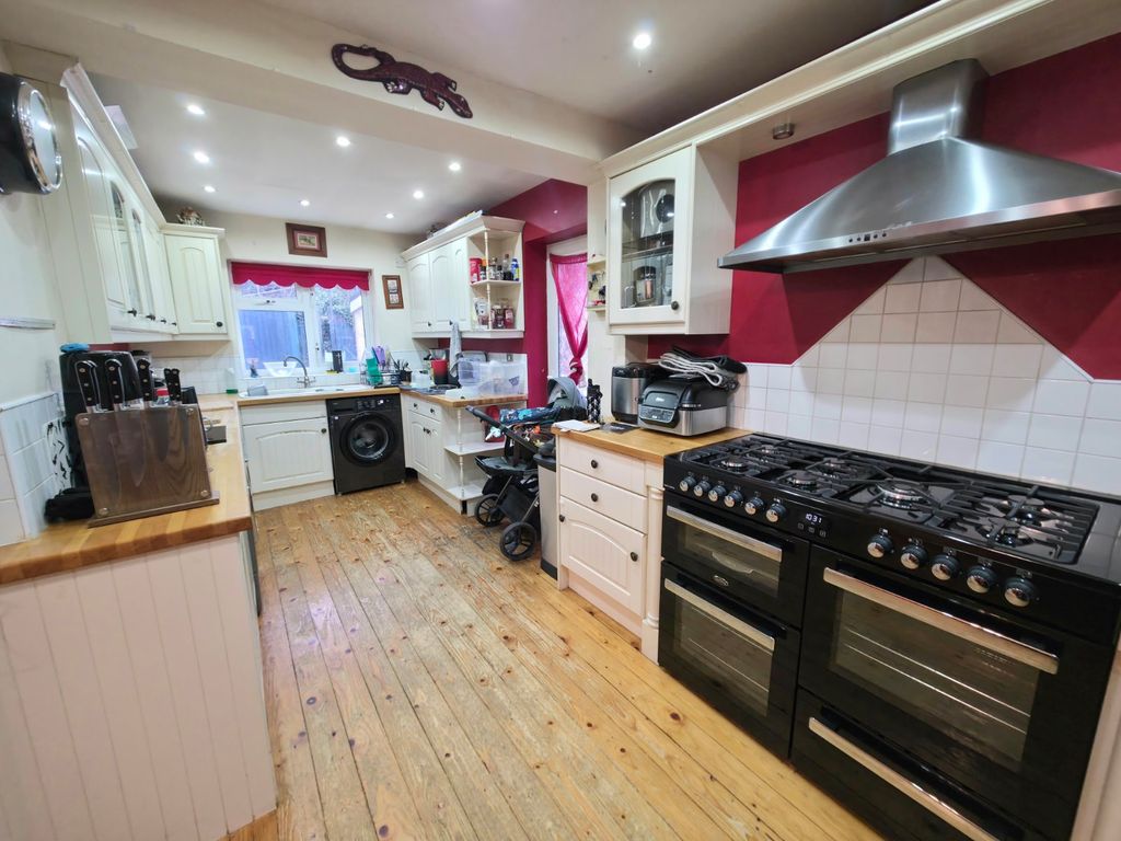 Property photo 3 of 16 Kitchen Area