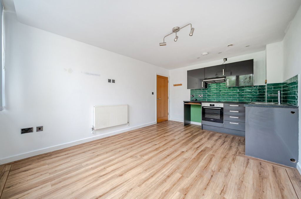 Property photo 1 of 12 1516362-15-6A9Fd0...