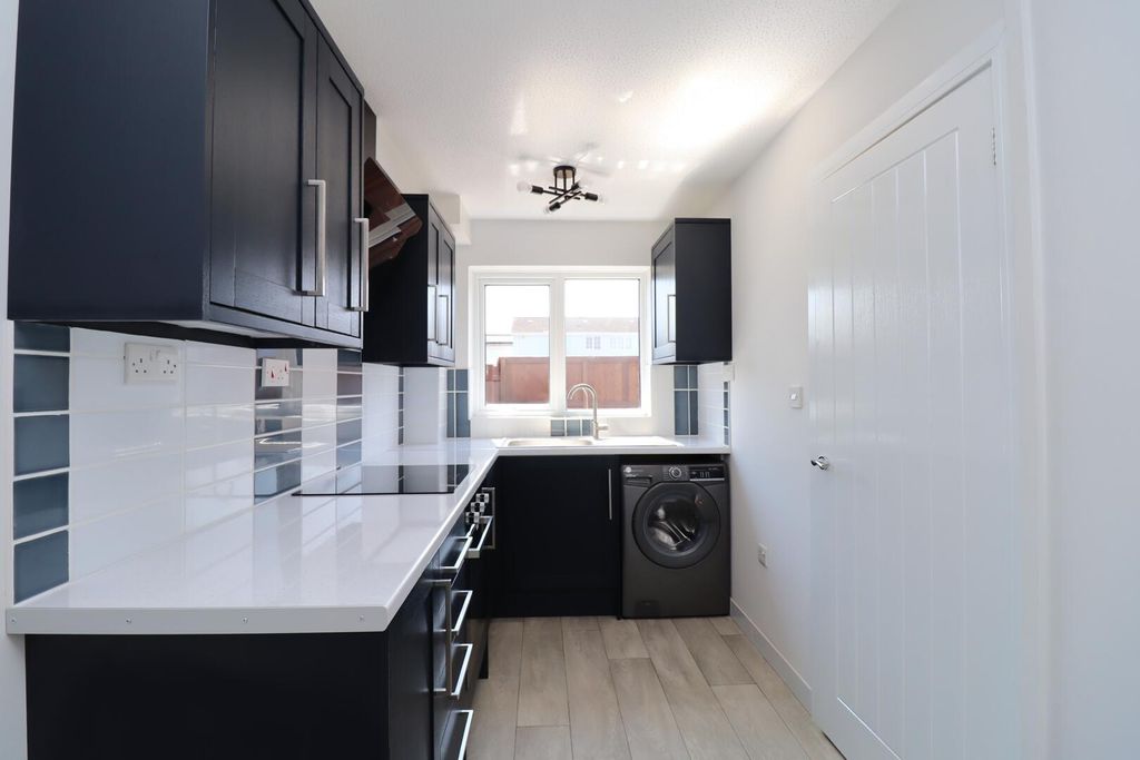 Property photo 3 of 17 Kitchen