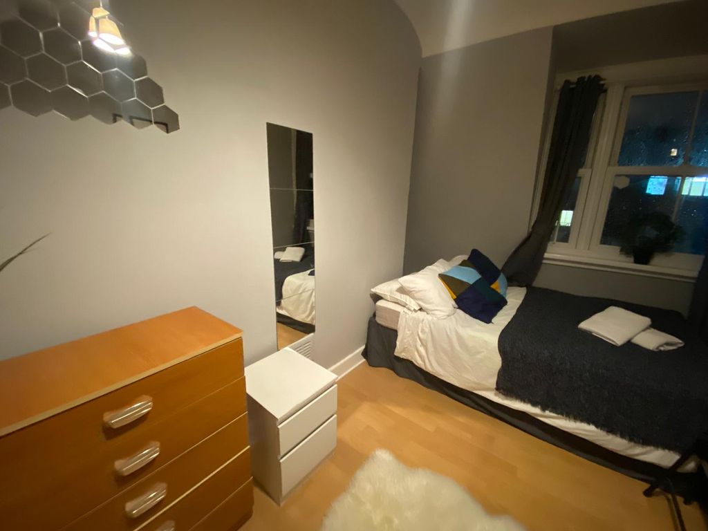 Property photo 3 of 11 Room 4- £780 Available 02/12/2025