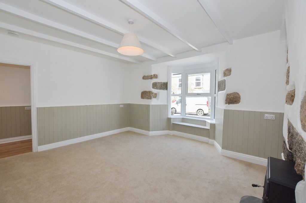 Property photo 3 of 21 Lounge